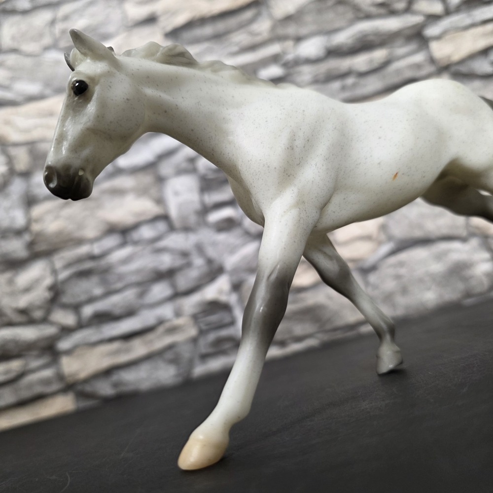 Breyer Classic Freedom Series HOTY Racing The Wind Thoroughbred Mare Grey - Picture 6 of 12